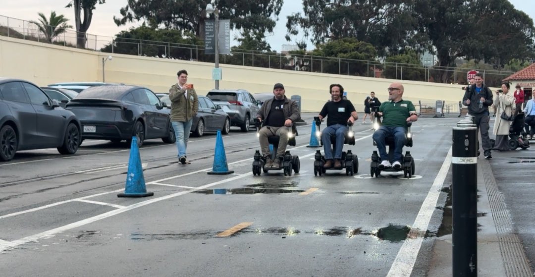 unaiyang's tweet image. 一些观察 &amp;amp; 思考：关于 Strutt 项目
1.Strutt 不做炫酷人形机器人，它想造的是那种能在街道、公园、家里长期跑的 Robot Helper。不用你一直操控，但是真有人愿意付费每天用。
2.它每一台机器人，都是现实世界里收集视觉-语言-行动（VLA）数据的活节点。跑得越多，数据越丰富，机器越聪明。…