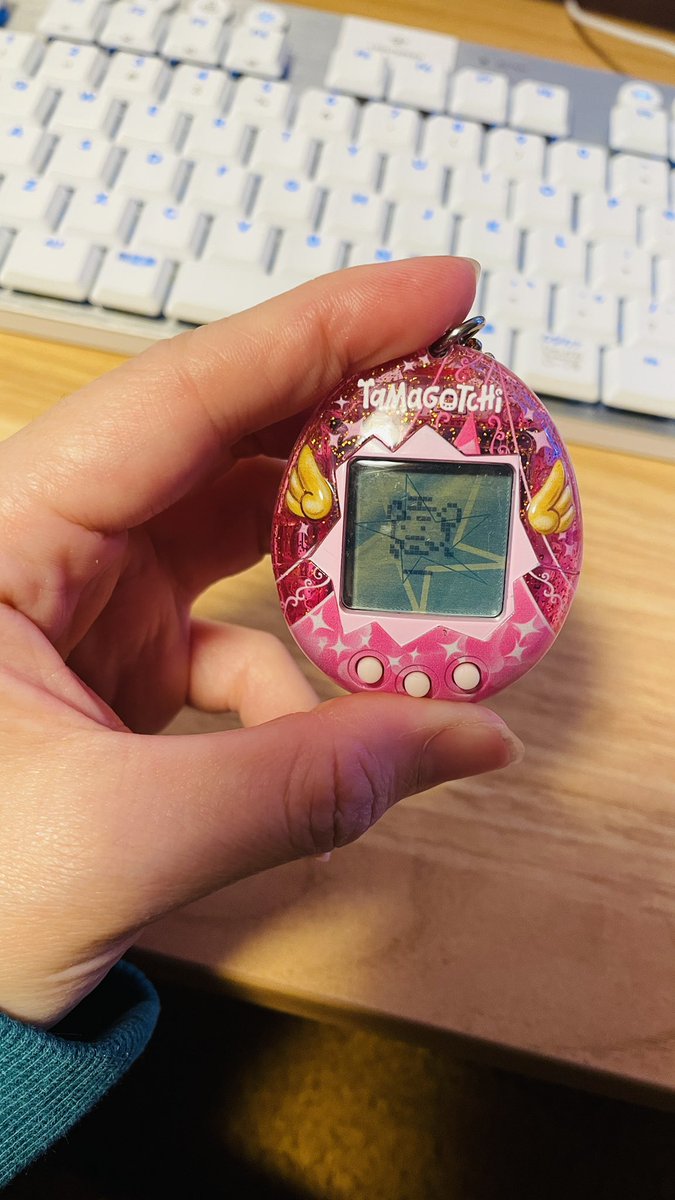 私の可愛いピンクのたまごっちは、
おやじてんしになってしまった🫠🫠