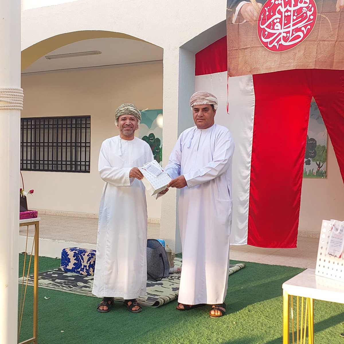 تكريم الفصول الدراسية المجيدة من حيث الانتظام والانضباط السلوكي والنظافة العامة في الفصل الدراسي الأول .