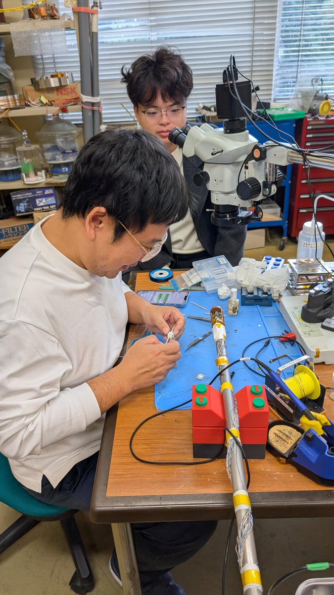 User_Office_IMR's tweet image. Prof. Zhou and his student from Shanghai University, visited IMR, HFLSM. This photo captures them preparing the rod for characterization.
#GIMRT #IMR #Tohokuuniversity