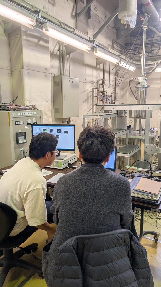 User_Office_IMR's tweet image. Prof. Zhou and his student from Shanghai University, visited IMR, HFLSM. This photo captures them preparing the rod for characterization.
#GIMRT #IMR #Tohokuuniversity