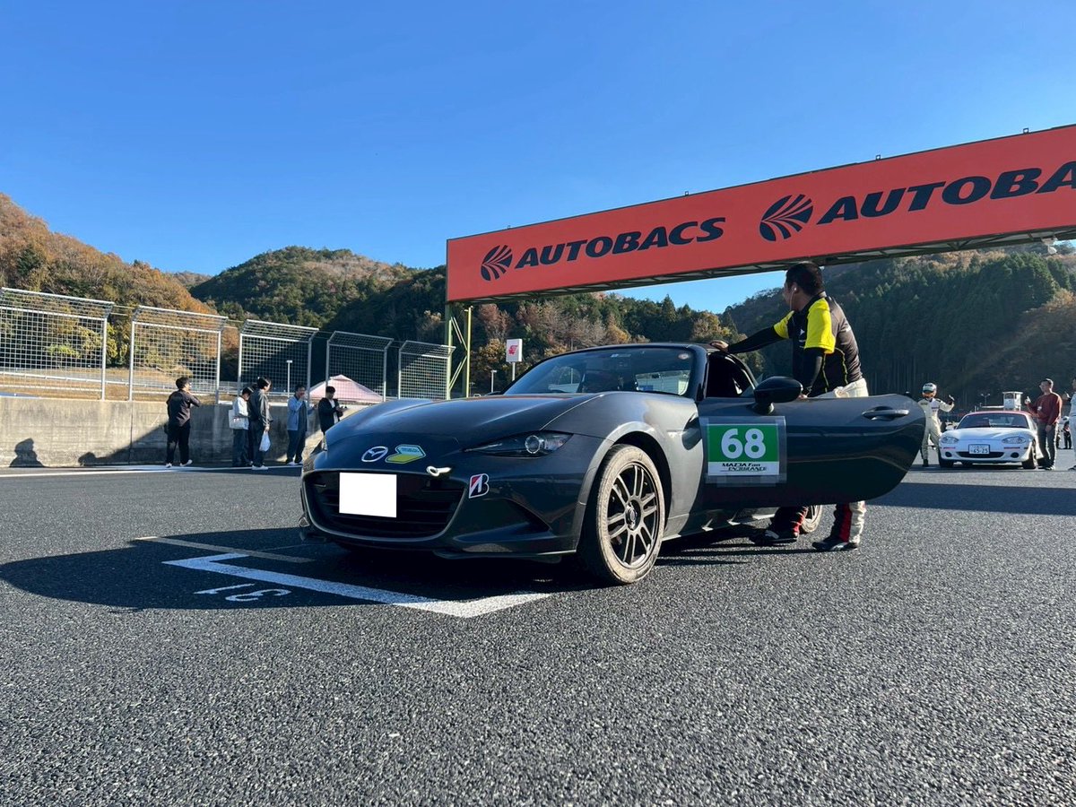 noritaka1230's tweet photo. 昨日11/23に岡山国際サーキットで開催されたマツ耐に初参戦しました！
自宅でのシミュレーター以外走行なしのぶっつけ本番でしたがなんとか走り切りました！
サーキットを出る前にゆりちゃんモータースさんとお話させていただき、記念撮影もしていただけた充実した1日でした！
#ゆりちゃんモータース https://t.co/gznEXmZnOx