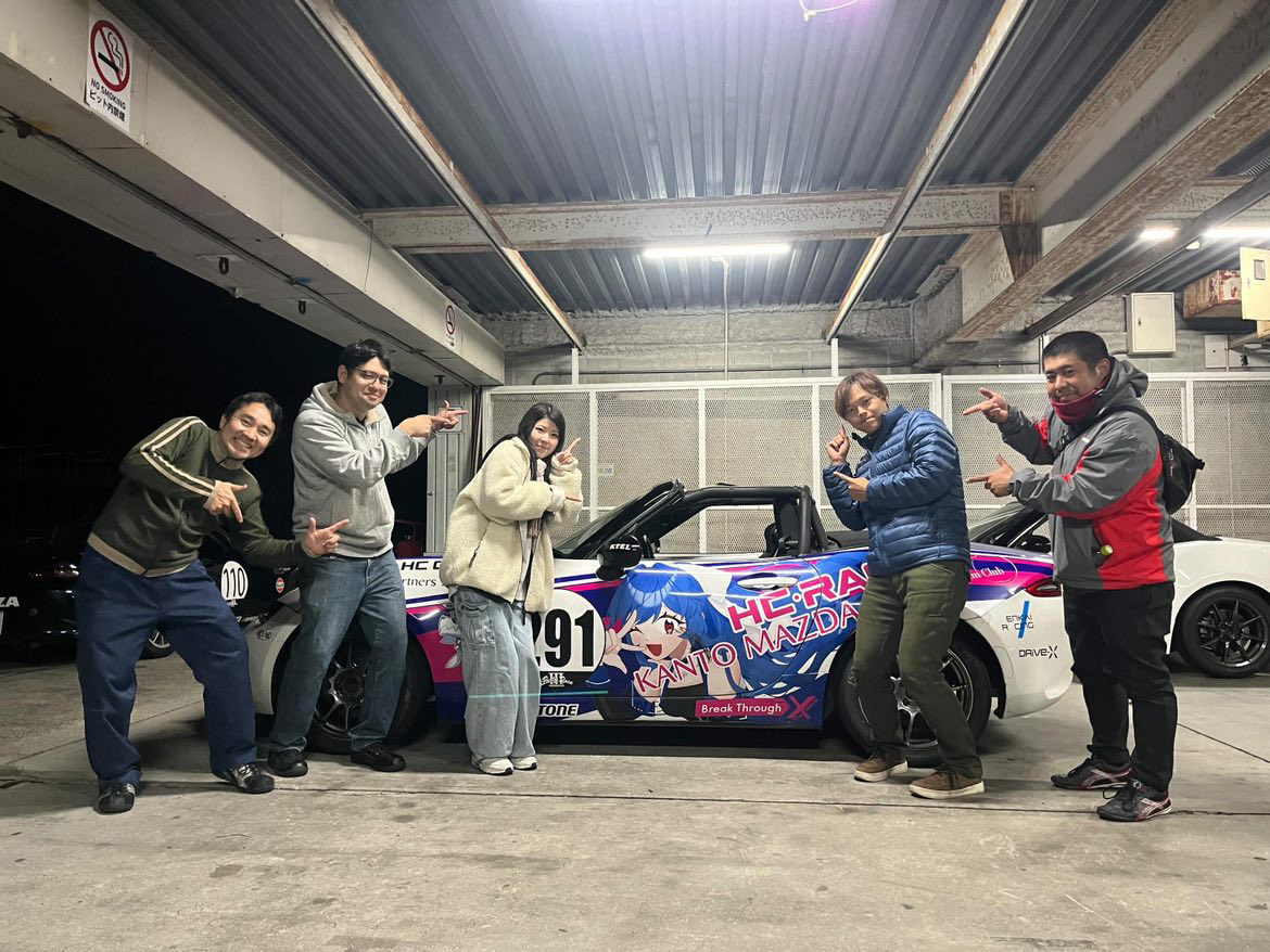 noritaka1230's tweet photo. 昨日11/23に岡山国際サーキットで開催されたマツ耐に初参戦しました！
自宅でのシミュレーター以外走行なしのぶっつけ本番でしたがなんとか走り切りました！
サーキットを出る前にゆりちゃんモータースさんとお話させていただき、記念撮影もしていただけた充実した1日でした！
#ゆりちゃんモータース https://t.co/gznEXmZnOx