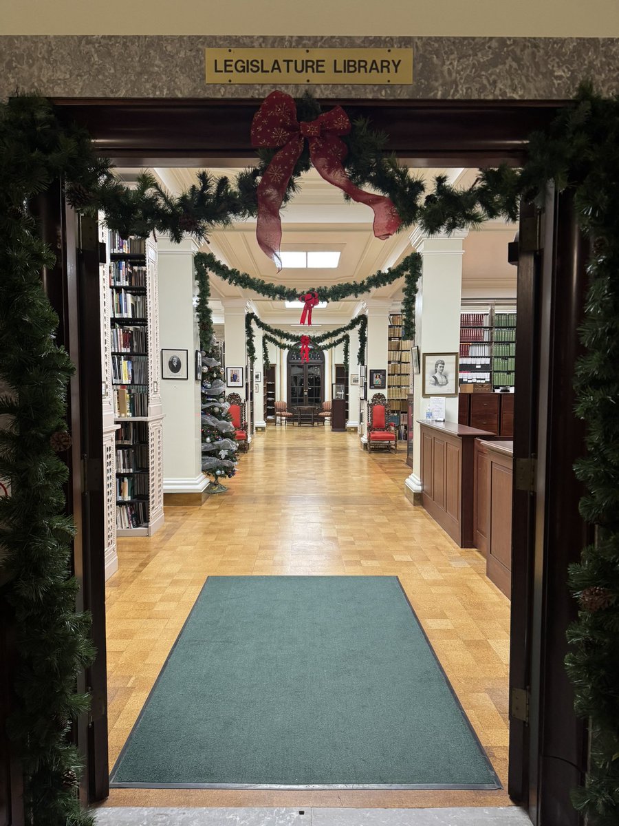 joececiyyc's tweet image. Christmas decorations throughout the Legislation. The library looks great. Main staircase looking quite festive. #holidayseason