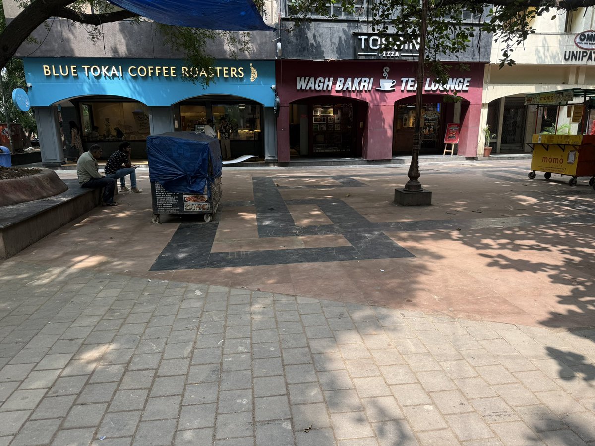 OverthinkKaAdda's tweet image. When the family business sells you chai, and the VC-backed one sells you coffee chaos.

#Saket