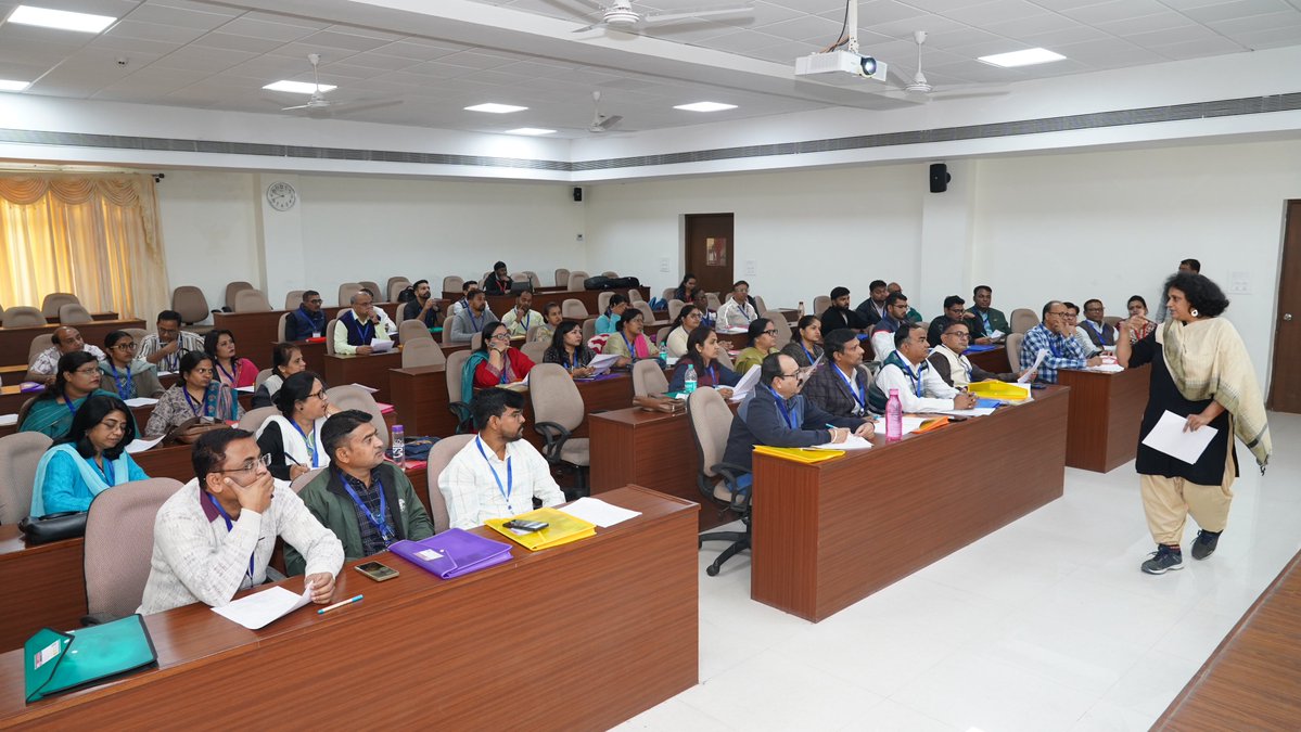 iiserbhopal's tweet image. 𝐕𝐢𝐠𝐲𝐚𝐧 𝐏𝐫𝐚𝐭𝐢𝐛𝐡𝐚 𝐓𝐞𝐚𝐜𝐡𝐞𝐫𝐬 𝐖𝐨𝐫𝐤𝐬𝐡𝐨𝐩 2025 𝐚𝐭 𝐈𝐈𝐒𝐄𝐑 𝐁𝐡𝐨𝐩𝐚𝐥!

We are delighted to welcome 50 participating teachers from JNV, KV, and AECS schools across Madhya Pradesh and Rajasthan to IISER Bhopal for the second spell of the Vigyan Pratibha…