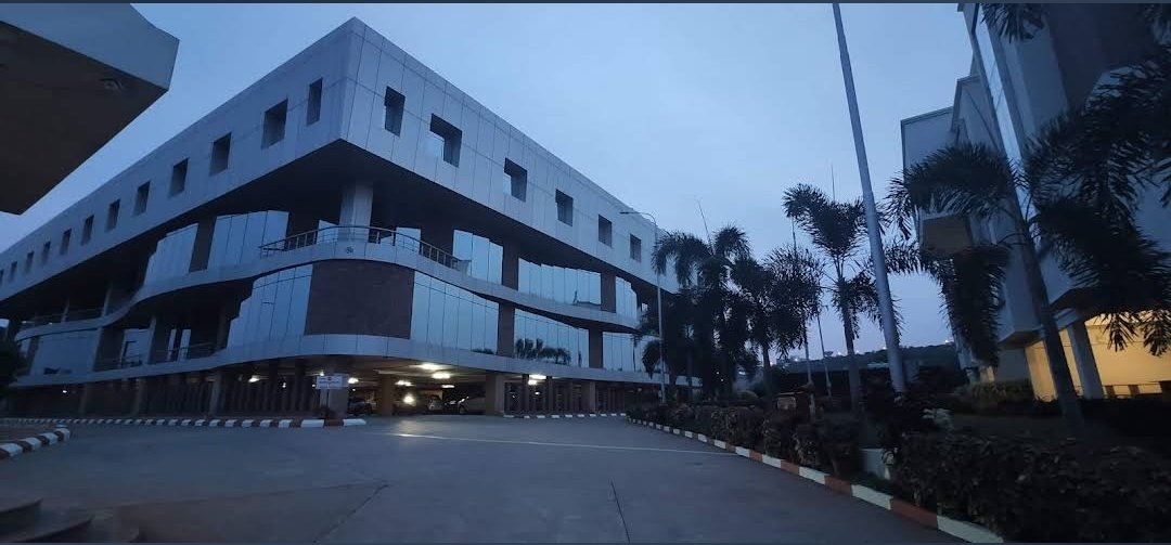 AndhraNexus's tweet image. Cognizant is set to begin operations in Visakhapatnam from Dec 12!

The company will start from a temporary 800-seater plug-and-play campus at Mahathi Building, Hill No.2.
#Vizag #AndhraPradesh