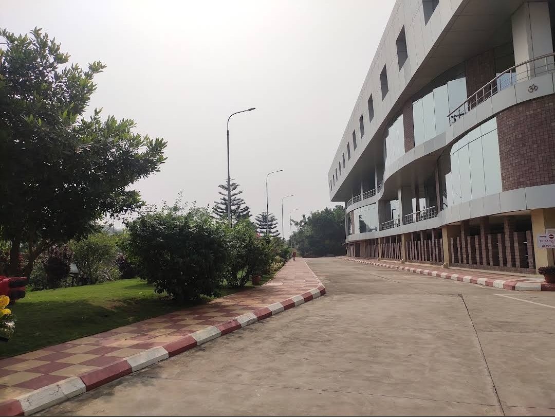 AndhraNexus's tweet image. Cognizant is set to begin operations in Visakhapatnam from Dec 12!

The company will start from a temporary 800-seater plug-and-play campus at Mahathi Building, Hill No.2.
#Vizag #AndhraPradesh