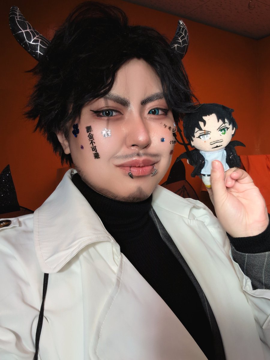 he_konne's tweet image. 牙ズレてたり、シールがアプリの加工で消えてたりするけど、ぬいちゃんとお揃い悪魔でツーショ撮れて可愛かったから見て🤣