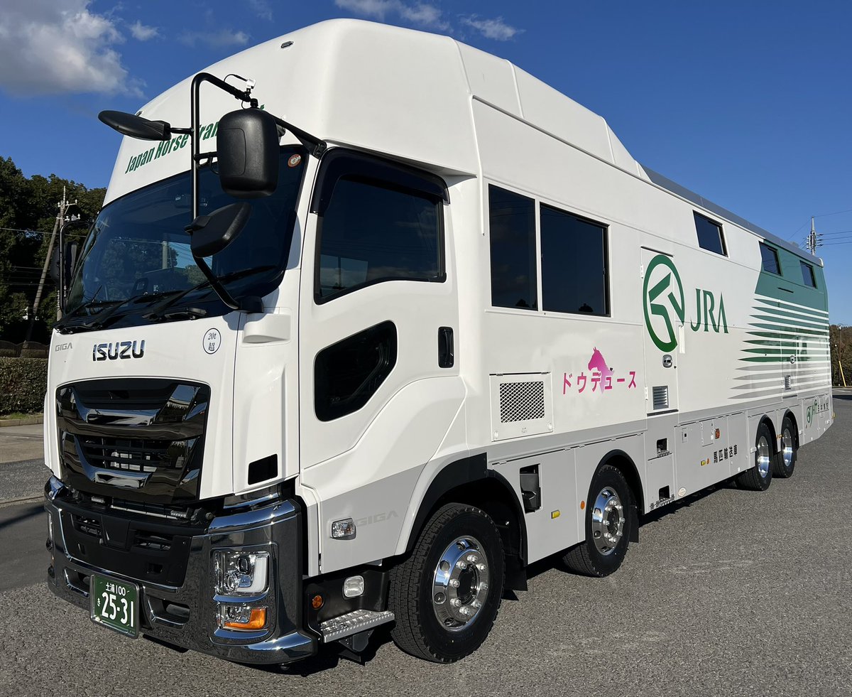 NBahitsu's tweet image. 新車の車名は…
『ドウデュース号』でした✨🚛✨

2022年の日本ダービー・2023年有馬記念を制し、2024年のJRA賞年度代表馬です🐎☆

年内デビュー予定🎄❤️
