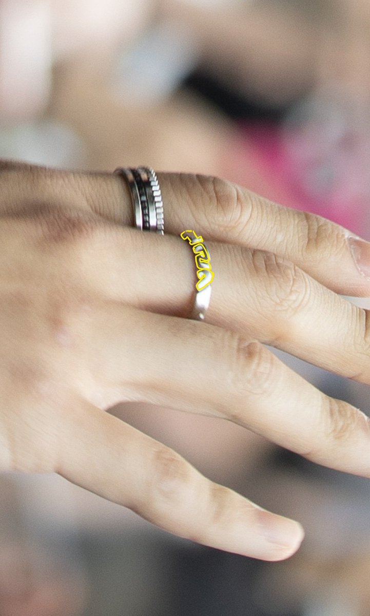ILIISUN's tweet photo. Tapi sumpah ya, that ‘127’ beautifully engraved on their ring. Kayak bentuk 127 itu kan susah ya, tp ini cakep banget, indah. Desainnya tersirat, tp kita tau itu 127 🥺🥺 https://t.co/3ynbw97neS