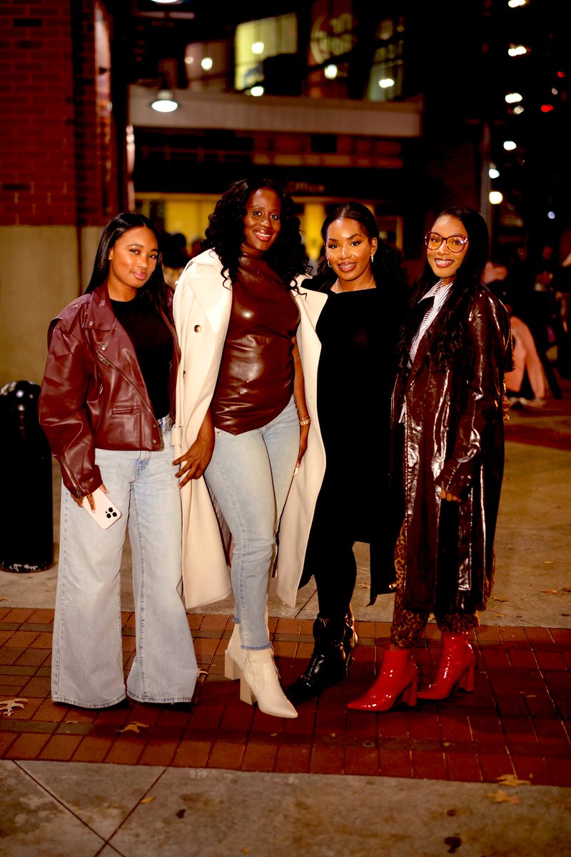 featuringanias's tweet photo. Fun night out https://t.co/PWlp5u93et