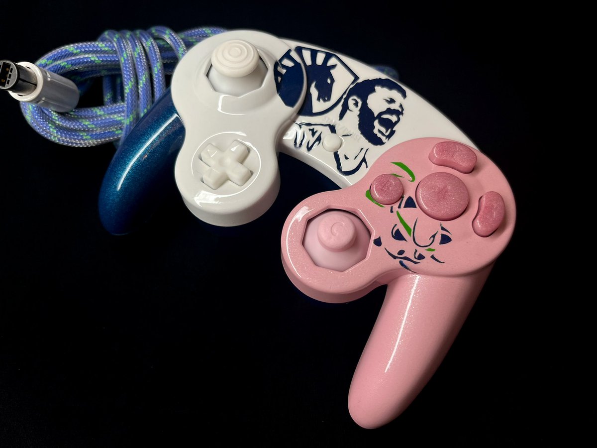 tallfatherC's tweet image. -“A souvenir?” My left eyebrow raised.
-“A memento. As promised in the non-disclosure agreement you signed.”
-“Right..”

The @LiquidHbox gamecube controller.
Forged in the bowels of an insatiable green box.
Tag Hungry Box and look below for the lore 📦