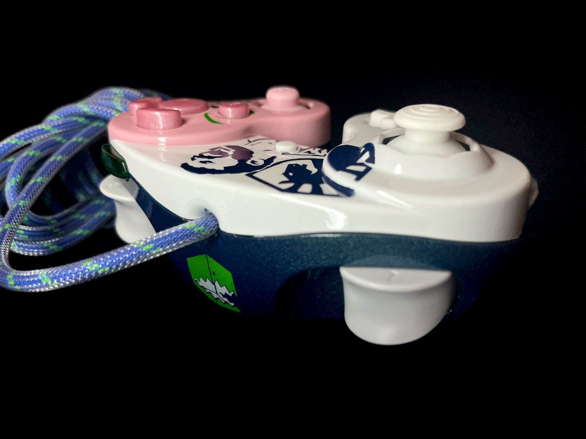 tallfatherC's tweet image. -“A souvenir?” My left eyebrow raised.
-“A memento. As promised in the non-disclosure agreement you signed.”
-“Right..”

The @LiquidHbox gamecube controller.
Forged in the bowels of an insatiable green box.
Tag Hungry Box and look below for the lore 📦