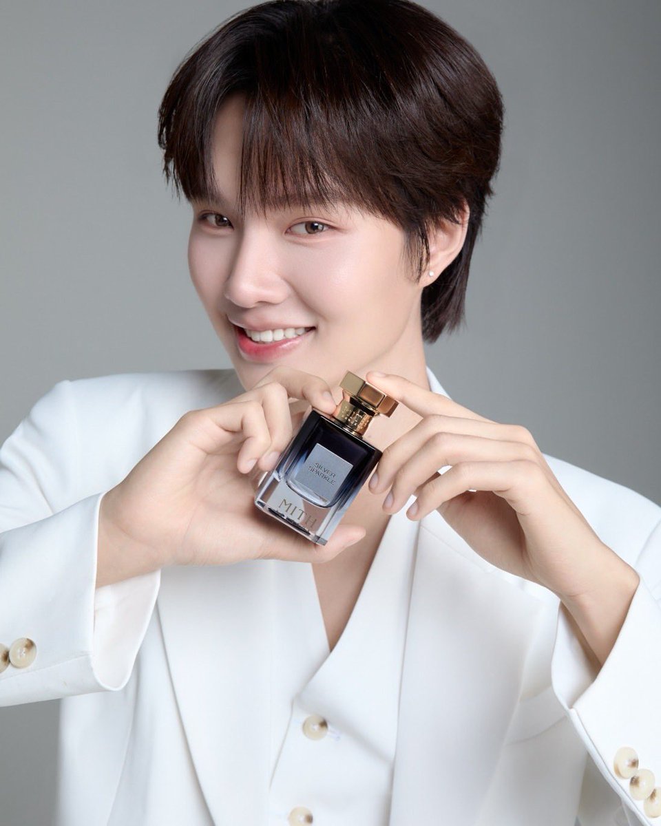 siamdiscovery1's tweet image. ครั้งแรกที่ได้เห็นน้ำปิง เด็กผู้ชายที่ดูเรียบง่ายสบายๆ ไม่ได้มีอะไรซับซ้อน แต่เมื่อน้ำปิงยิ้ม ก็เหมือนย้อมโลกที่มืดมนให้สว่างสดใส รอยยิ้มที่จริงใจหวานละมุนละไมนี้แหละ ที่ทำให้นึกถึงกลิ่น Silver Sparkle กลิ่นที่เรียบง่ายแต่แฝงด้วยความปราณีตอย่างไร้ที่ติ กลิ่นเปิดที่สว่างสดชื่น…