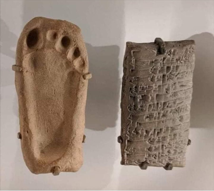 شهادة ميلاد من جنوب العراق يتجاوز عمرها 4000 عام 
حيثُ يمثل هذا اللوح الصغير من نيبور  المكتوب بالخط المسماري تفاصيل لشهادة ميلاد طفل في العصر السومري وتحدد هذه الوثيقة جنس المولود واسم الوالدين بالإضافة إلى طبعة لقدم الطفل مصنوعة من الطين المفخور

birth certificate from southern