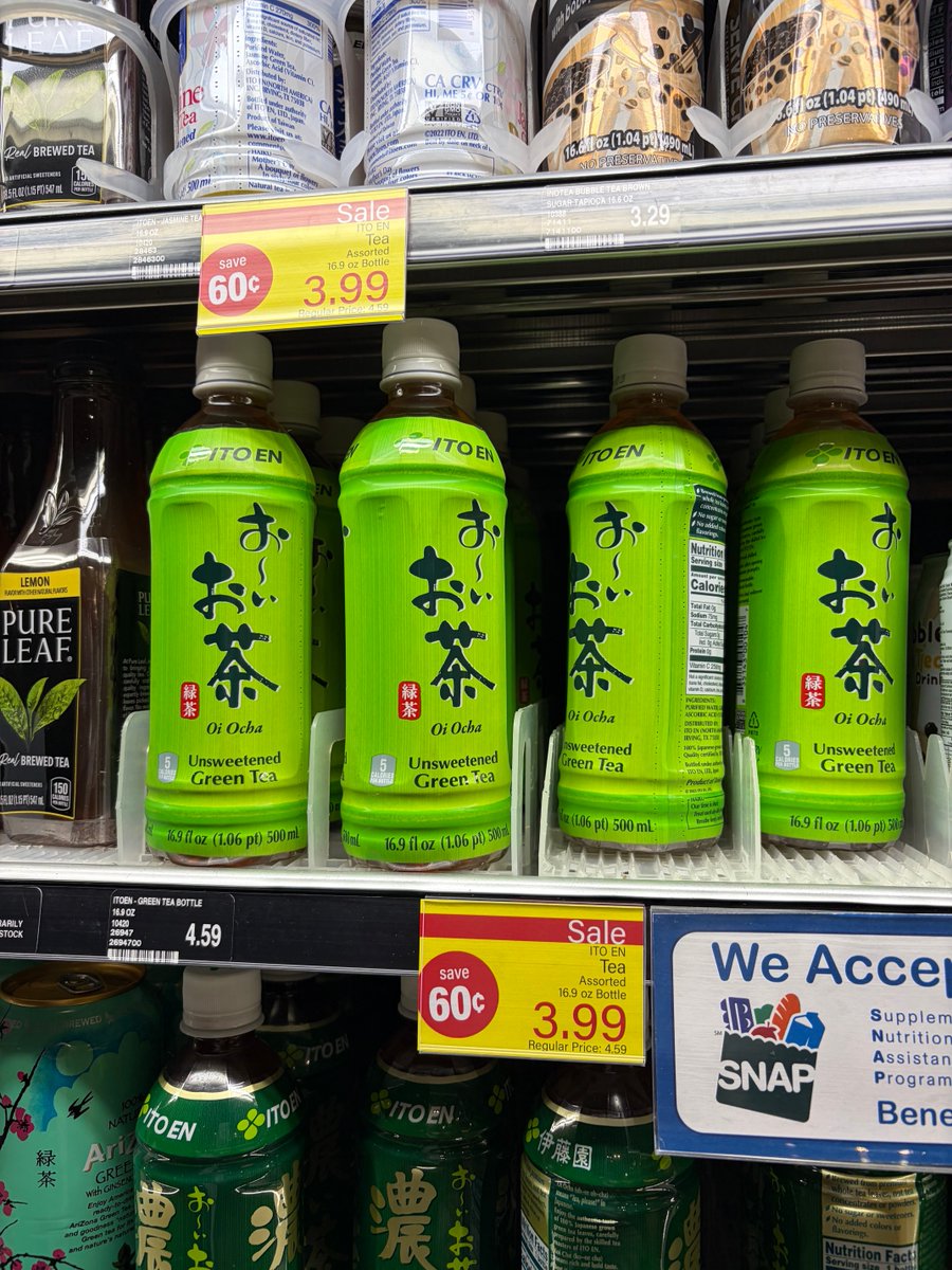 昨今のアメリカの物価高の象徴。 いくら日本製の飲み物は前から高かったとは言えこの値段。 この日はセールで約4ドル。 つまり600円以上。  1本の値段である。 ショーヘイさんのポスターが貼られてました。 #おーいお茶 #ショーヘイオータニ