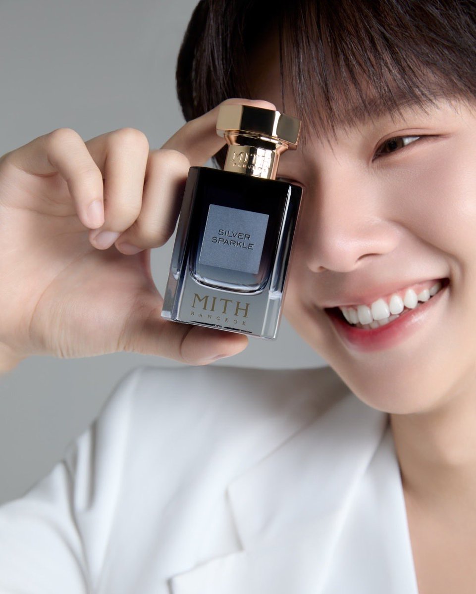 siamdiscovery1's tweet image. ครั้งแรกที่ได้เห็นน้ำปิง เด็กผู้ชายที่ดูเรียบง่ายสบายๆ ไม่ได้มีอะไรซับซ้อน แต่เมื่อน้ำปิงยิ้ม ก็เหมือนย้อมโลกที่มืดมนให้สว่างสดใส รอยยิ้มที่จริงใจหวานละมุนละไมนี้แหละ ที่ทำให้นึกถึงกลิ่น Silver Sparkle กลิ่นที่เรียบง่ายแต่แฝงด้วยความปราณีตอย่างไร้ที่ติ กลิ่นเปิดที่สว่างสดชื่น…