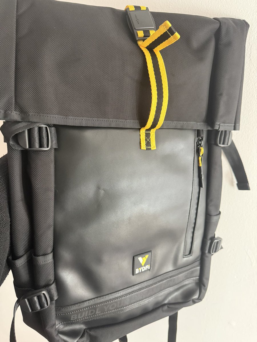 很荣幸收到#BYDFI交易所#MoonX 的周边！💫 品牌感拉满，颜值与实用性并存希望#MoonX 未来做大做强，继续保持对用户的真诚初心，  一定会一步步走向更高、更远！🚀🌙