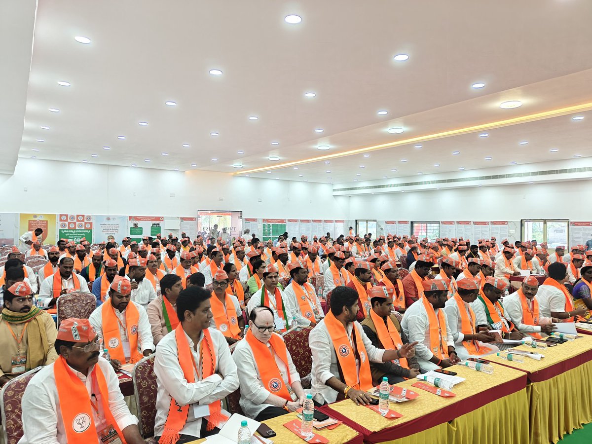 నెల్లూరు జిల్లాలో జరుగుతున్న కోస్తాంధ్ర జోన్ మండల అధ్యక్షుల ప్రశిక్షణ వర్గ ఉద్ఘాఘటన కార్యక్రమంలో జాతీయ సహా సంఘటన మంత్రి శ్రీ <a href="/shivprakashbjp/">Shivprakash</a> జీ.
#PrashikshanaVarg