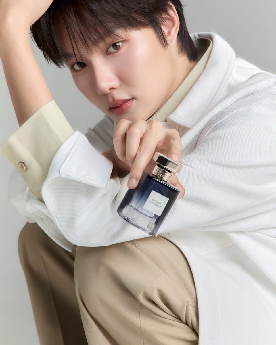 siamdiscovery1's tweet image. ครั้งแรกที่ได้เห็นน้ำปิง เด็กผู้ชายที่ดูเรียบง่ายสบายๆ ไม่ได้มีอะไรซับซ้อน แต่เมื่อน้ำปิงยิ้ม ก็เหมือนย้อมโลกที่มืดมนให้สว่างสดใส รอยยิ้มที่จริงใจหวานละมุนละไมนี้แหละ ที่ทำให้นึกถึงกลิ่น Silver Sparkle กลิ่นที่เรียบง่ายแต่แฝงด้วยความปราณีตอย่างไร้ที่ติ กลิ่นเปิดที่สว่างสดชื่น…