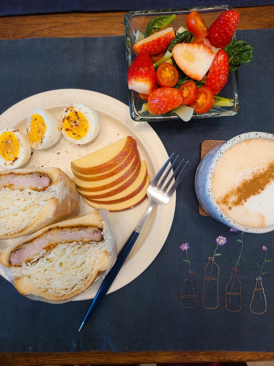 카츠샌드 점심.
늦가을의 정취가 눈부시다🍁🍂