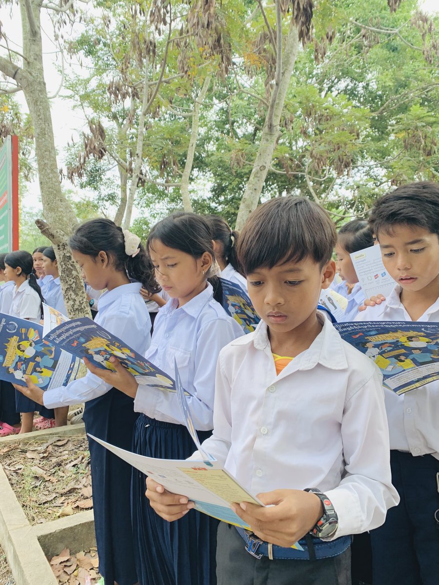 KRTribunal's tweet image. On the morning of November 25, 2025, the ECCC outreach team continued their outreach mission to Ang Sangke High School, Tram kok district Takeo Province, to meet with a total of 735 students, including 385 females.
#ECCC #KhmerRougeTrials #JusticeForCambodia #CambodianHistory