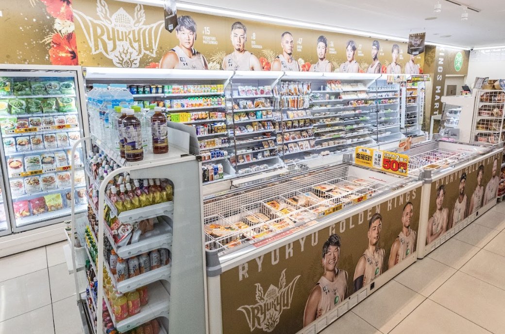 RyukyuKings's tweet image. 琉球ゴールデンキングスのトップオフィシャルパートナーである沖縄ファミリーマートコラボ店舗「キングスマート」が沖縄市と北谷町の2ヶ所に2025-26シーズンもオープンしました！

ぜひキングスマートへお立ち寄りください！

■実施場所
・コザ運動公園店
・北谷町役場前店

goldenkings.jp/news/detail/id…