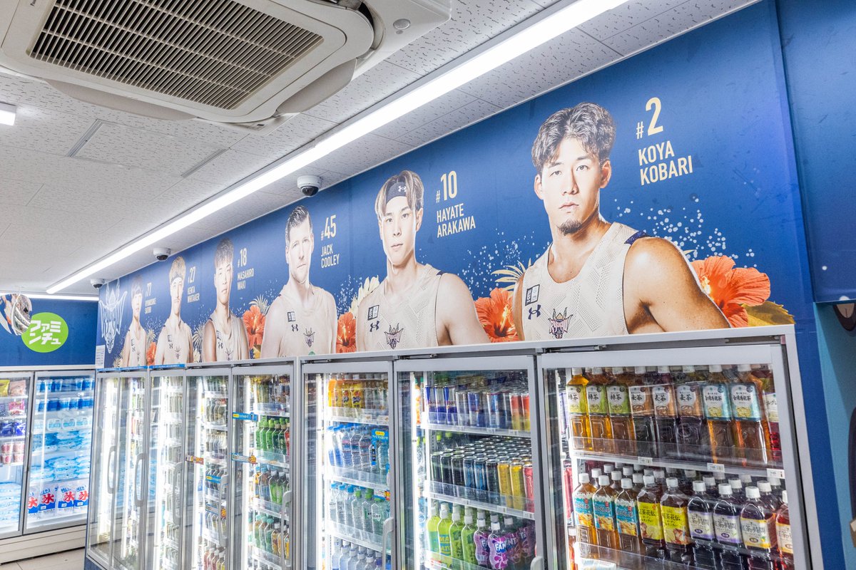 RyukyuKings's tweet image. 琉球ゴールデンキングスのトップオフィシャルパートナーである沖縄ファミリーマートコラボ店舗「キングスマート」が沖縄市と北谷町の2ヶ所に2025-26シーズンもオープンしました！

ぜひキングスマートへお立ち寄りください！

■実施場所
・コザ運動公園店
・北谷町役場前店

goldenkings.jp/news/detail/id…