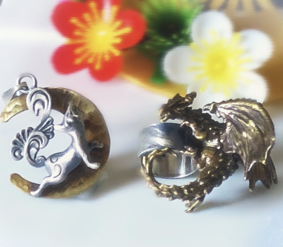 #デザフェス戦利品
久々にお邪魔できました。
林檎屋さん<a href="/ringoya3/">林檎屋　11/29（土）　幕張メッセ　幕張ハンドメイドフェスタ</a>

・月と狐のペンダントトップ
　理想すぎて即決。嬉しい☺️

・ドラゴンのイヤーカフ
　重そうで悩んだけど諦められなかったw
手持ちの九尾と逆耳付けなのも嬉しい
こんな感じの西洋龍も欲しい
#デザフェス62
#デザフェス62リポスト