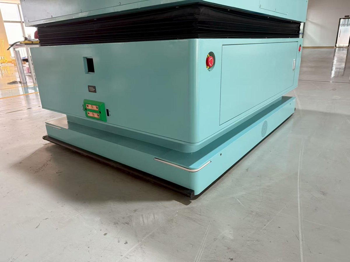 zhang_xiao53321's tweet image. Rainbow Robot’s new custom AMR is here: Lift &amp;amp; Roller Docking AMR, 100% made for client! 🎯

#AGVAMR #CustomAutomation #RainbowRobot #CECertified #247Support #ManufacturingPartner