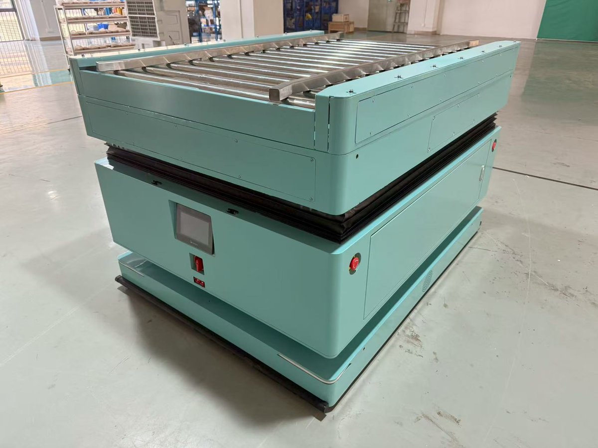 zhang_xiao53321's tweet image. Rainbow Robot’s new custom AMR is here: Lift &amp;amp; Roller Docking AMR, 100% made for client! 🎯

#AGVAMR #CustomAutomation #RainbowRobot #CECertified #247Support #ManufacturingPartner