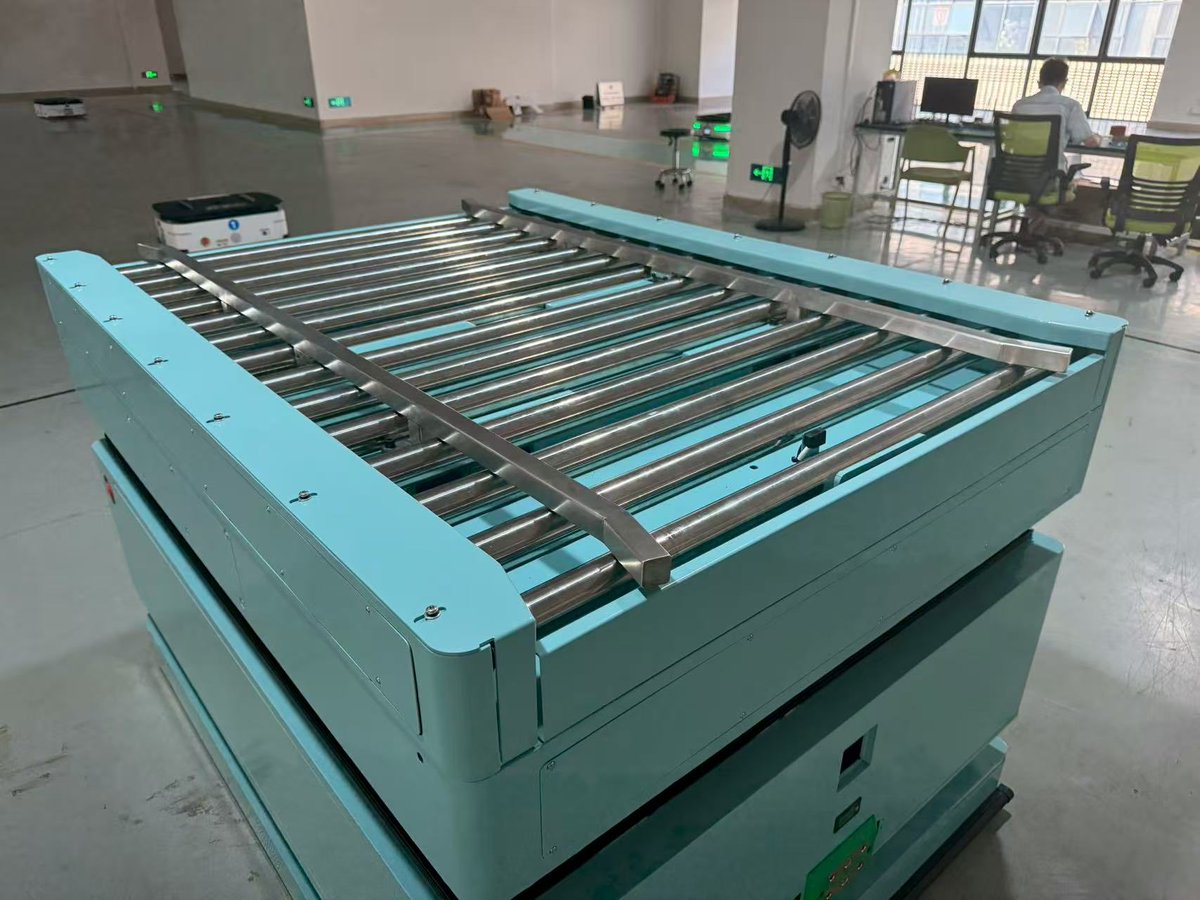 zhang_xiao53321's tweet image. Rainbow Robot’s new custom AMR is here: Lift &amp;amp; Roller Docking AMR, 100% made for client! 🎯

#AGVAMR #CustomAutomation #RainbowRobot #CECertified #247Support #ManufacturingPartner