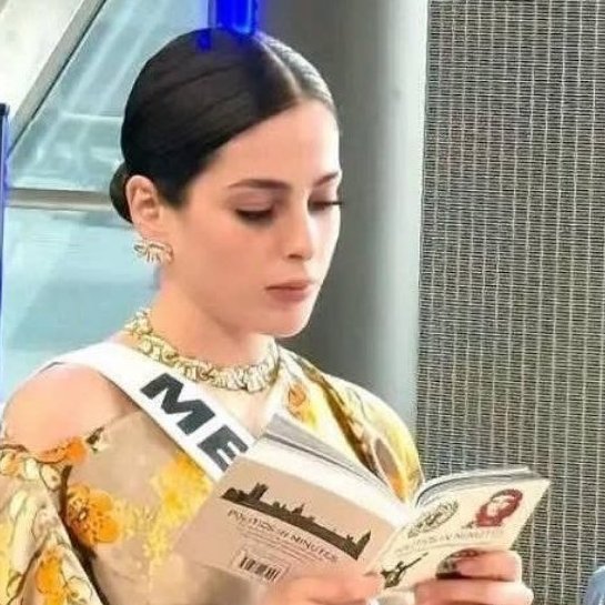 PamphletsY's tweet image. 🚨🇲🇽 BREAKING — Mexican Miss Universe Spotted Reading About Che Guevara During Beauty Pageant.