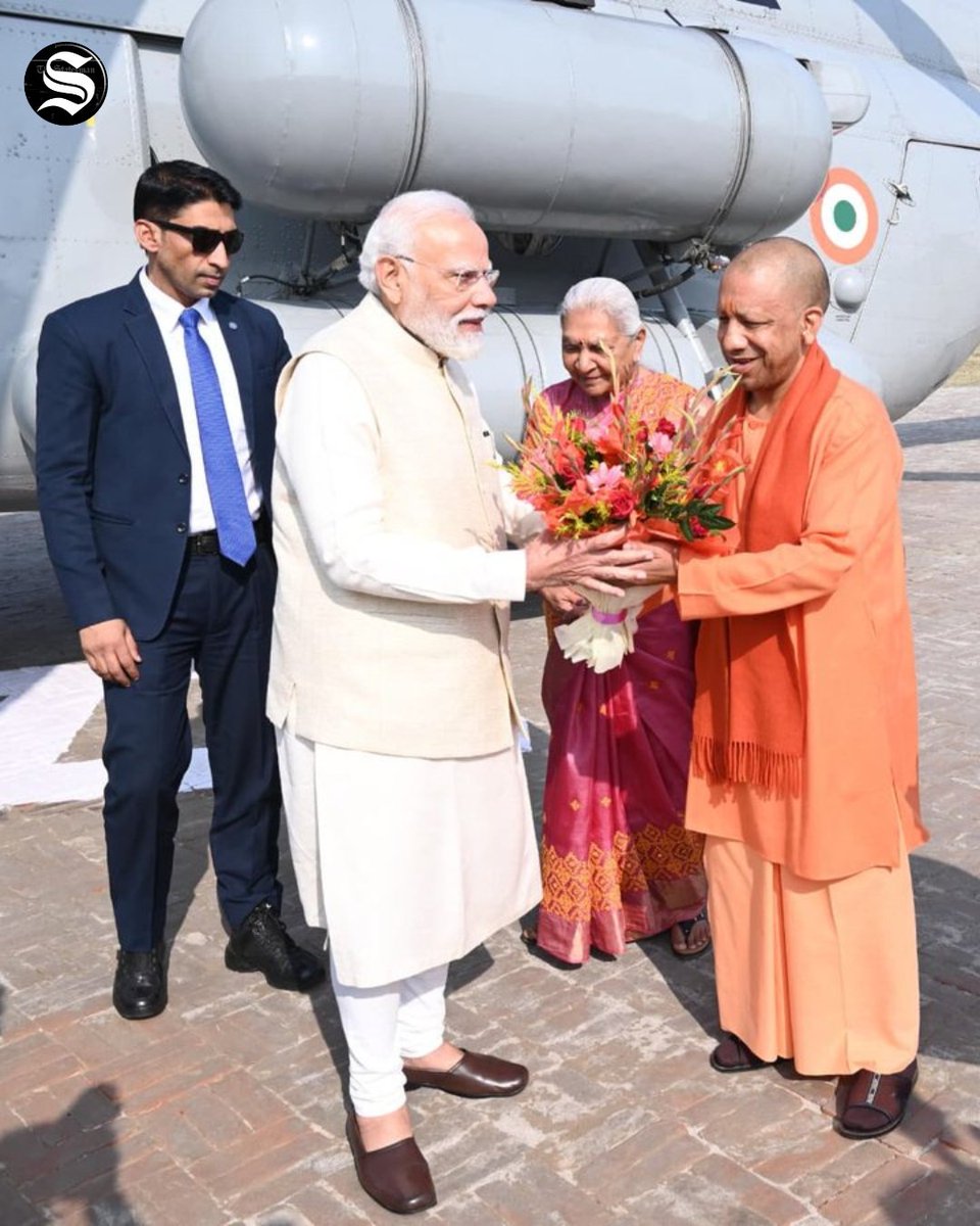 TheStatesmanLtd's tweet image. 🚨 Uttar Pradesh Chief Minister Yogi Adityanath received Prime Minister Narendra Modi upon his arrival in Ayodhya for the Dhwajarohan ceremony.

#PMModiInAyodhya #DhwajarohanUtsav #Ayodhya #RamMandir