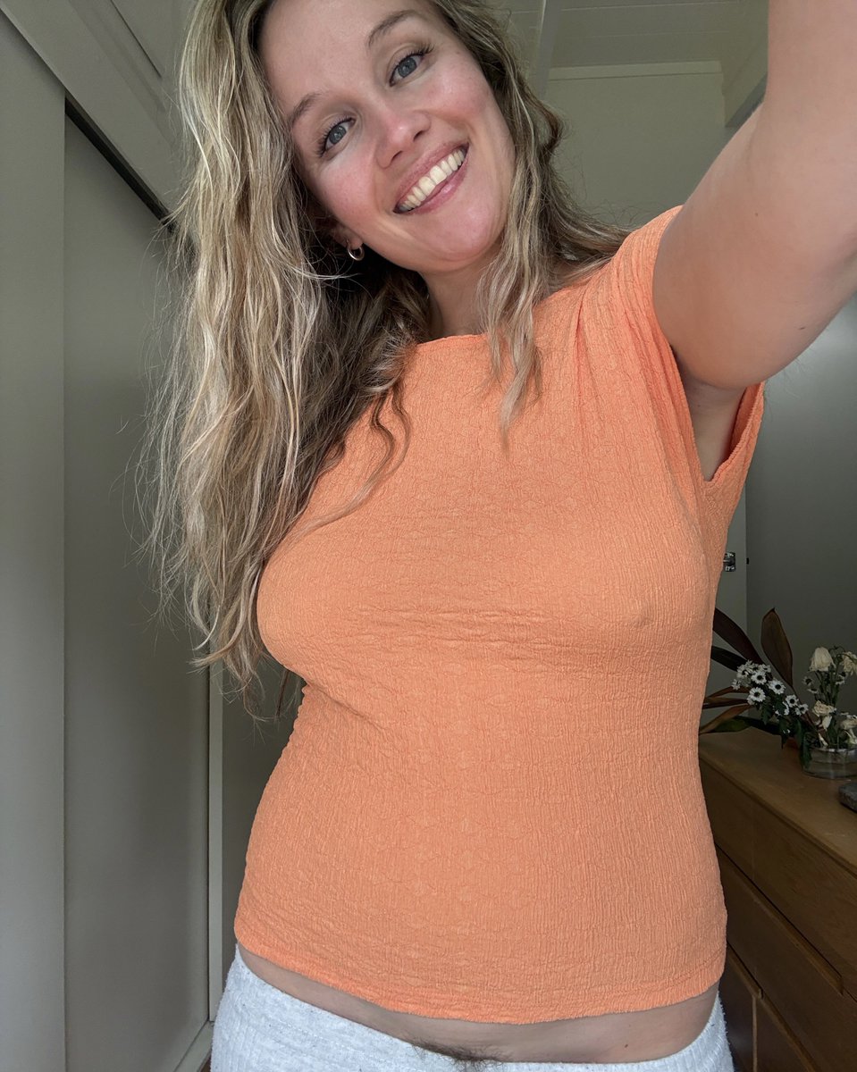 blondiewithfuzz's tweet image. What do you notice first? (Be honest)