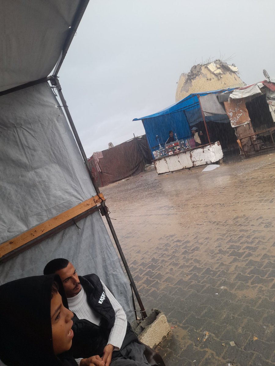 FarajRafiq's tweet image. We have become without a tent… now living out in the open, with no cover to protect my children from the cold and no place to shelter from the rain.
I went to ask about the price of a new tent so I could provide a simple shelter for my family, but I was shocked when I heard that…