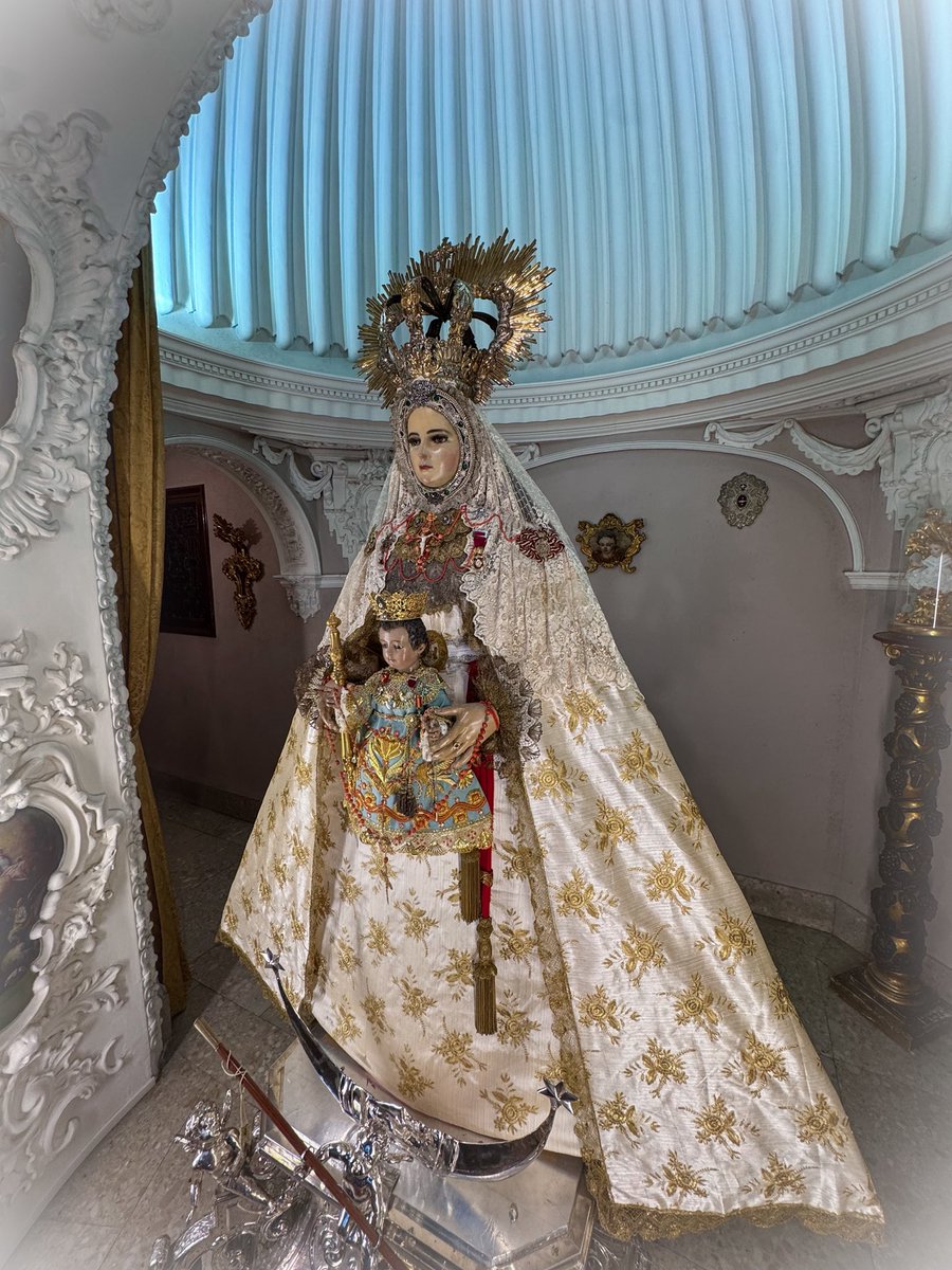 La Santísima Virgen del Rosario, Madre, Patrona y Alcaldesa Perpetua de Cádiz fue revestida en la tarde-noche de ayer con motivo del tiempo santo de Adviento y la Navidad, celebrando, también, durante este tiempo la Solemnidad de su Pura e Inmaculada Concepción.