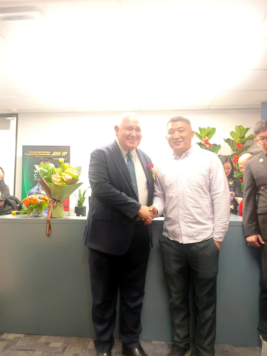 ExaeonTech's tweet image. Exaeon CEO Mr. Zheng Zhou with Mayor Frank Scarpitti of Markham, Ontario, at the Woodbine Connect Business EXPO, Friday Nov 21st, 2025 .