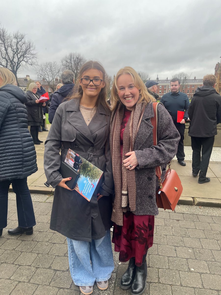 SaintMarysDerry's tweet image. 🎓✨Congratulations to our exceptional pupils who graduated from the Queen’s University Pathways Opportunity Programme on Saturday. ✨

🎉Well done Aoife, Becca, Carra, Brianna, Ellie-Jo, Haileigh, Kyra, Mia, and Rebecca. 🌟 (1/2)