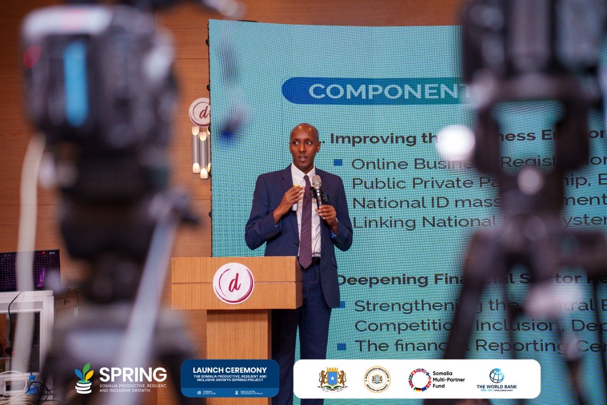 SPRING_MOF_SOM's tweet image. Project Coordinator, Abokar Osman, presents the project’s pillars, objectives, and long-term vision, showing how SPRING will boost private sector–led growth and widen opportunities across the country. #SPRINGProject #Somalia #Reform #Jobs #MSMEs