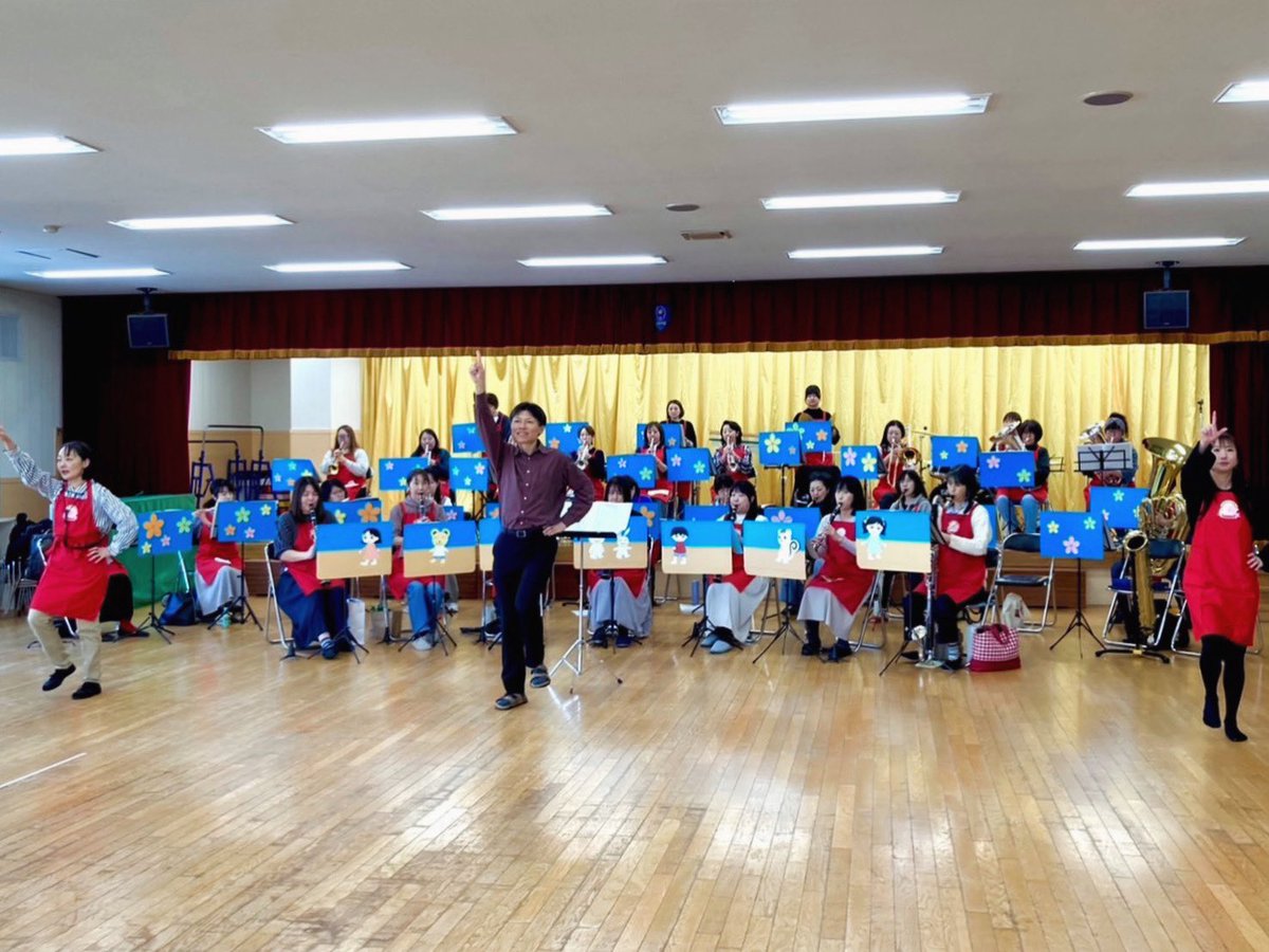 spmommysbrass's tweet photo. 今年は定期演奏会が早く終わったので、嬉しいことに依頼演奏が目白押しのマミーズ✨

第一弾は北区の幼稚園、小さな未就園のお友だちもパパママと一緒に聴きに来てくれましたー💕

#札幌マミーズブラス #マミーズ #依頼演奏 #依頼演奏承ります https://t.co/YMlDqMgDFA