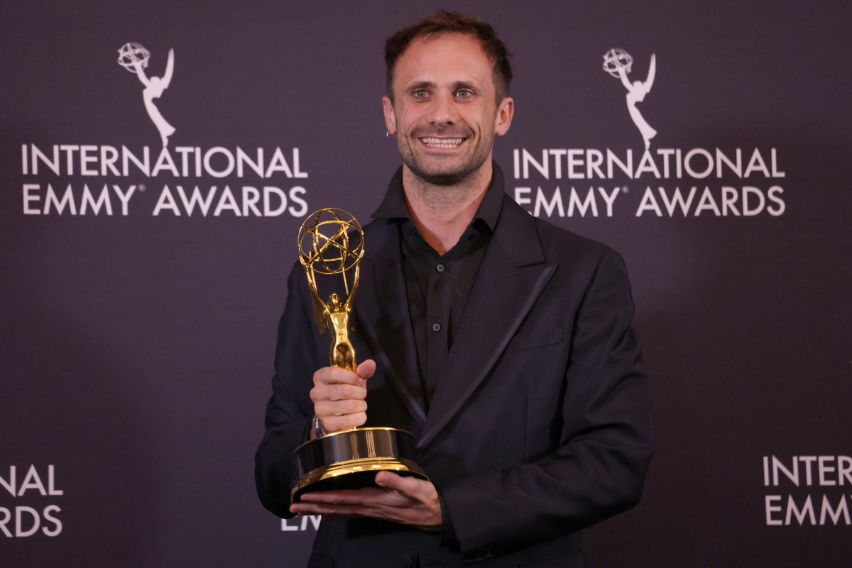 teatrenacional's tweet image. 👏 Oriol Pla fa història i s&apos;endú l&apos;Emmy Internacional a Millor Actor pel seu paper a la sèrie &apos;Yo, adicto&apos; de Javi Giner. Un reconeixement que consolida la seva trajectòria com un dels actors catalans amb més projecció del moment. Enhorabona!!!