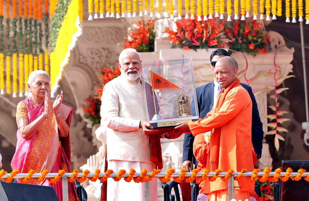 श्री अयोध्या धाम में आज श्री राम जन्मभूमि मंदिर के शिखर पर ध्वजारोहण सनातन धर्म के शाश्वत तेज से समूची वसुंधरा को आलोकित कर रहा है।

राष्ट्रीय गौरव, सांस्कृतिक धरोहर और मानवता के सर्वोत्तम मूल्यों का उद्घोष, यह लहराता भव्य भगवा ध्वज विश्व की हर उस आस्था और अस्मिता के लिए आशा का