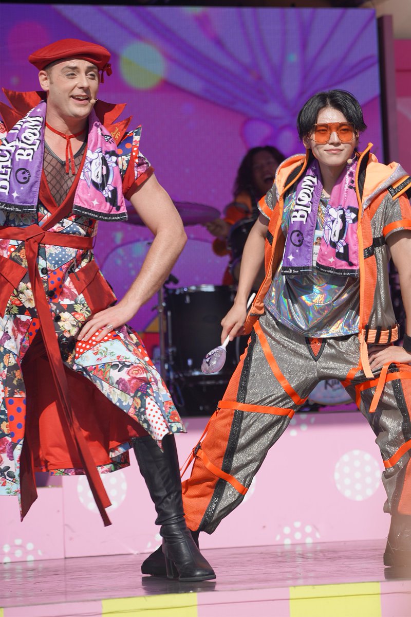 Gussuri8jikan's tweet image. こちらはパーソナルスペース爆広おーさむさんとパーソナルスペースという概念が欠落しぽんぽにゃさんを震え上がらせるおーさむさん

#USJファン 
#クロミライブ