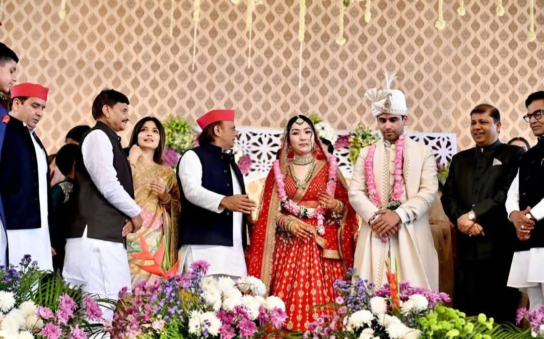 जो लोग #सत्ता,#पैसा और #शोहरत पाकर अपनी जड़ों को भूल जाते है उन्हें अखिलेश यादव जी से सीखना चाहिएअपने भाई की शादी को किसी आलीशान होटल में नहीं,बल्किअपने पैतृक गांव ‘सैफई’में भारतीय संस्कृतियों के साथ संपन्न करवा रहे हैं 
जिनकी नींव मजबूत होती है, उनका दिल भी जमीन से जुड़ा होता है