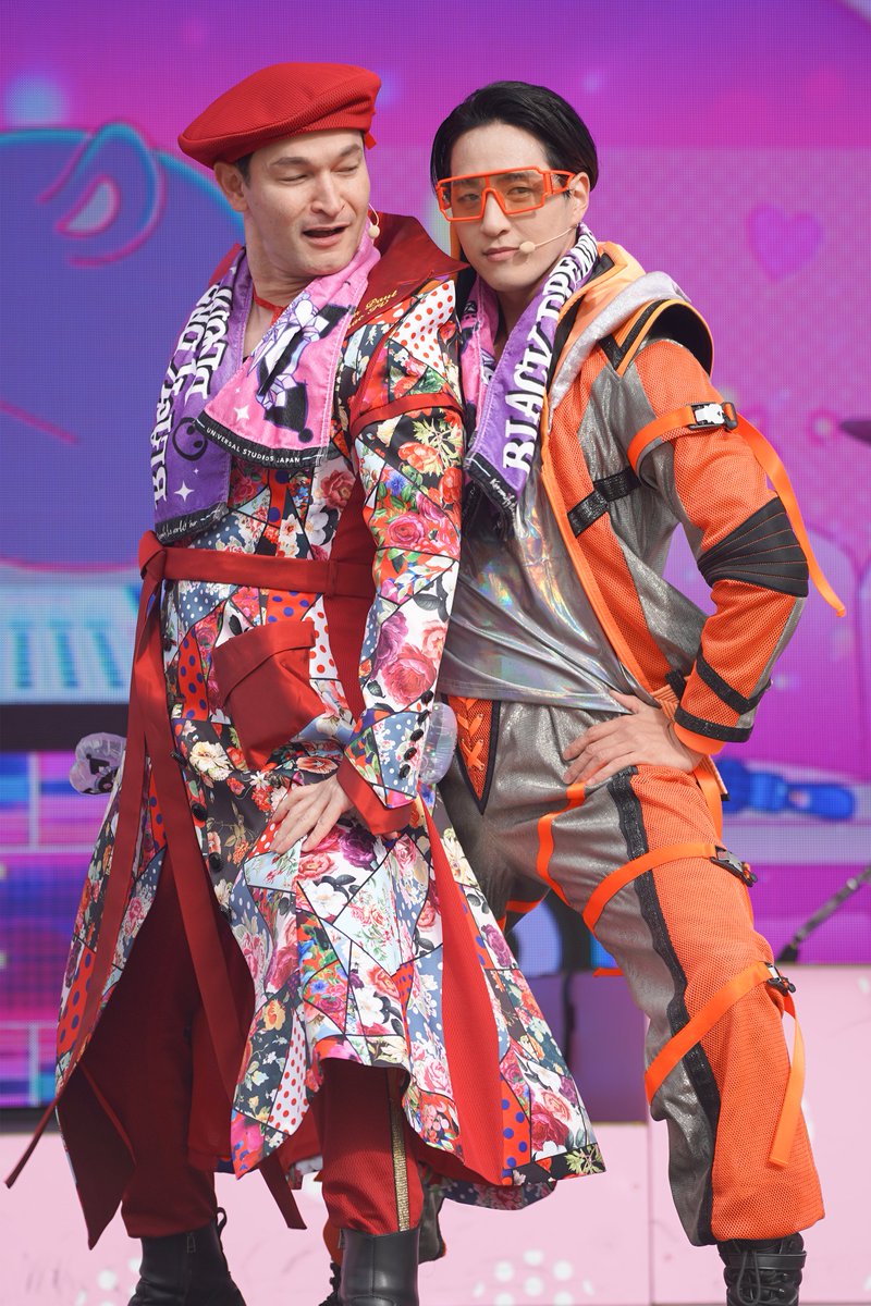 Gussuri8jikan's tweet image. こちらはパーソナルスペース爆広おーさむさんとパーソナルスペースという概念が欠落しぽんぽにゃさんを震え上がらせるおーさむさん

#USJファン 
#クロミライブ