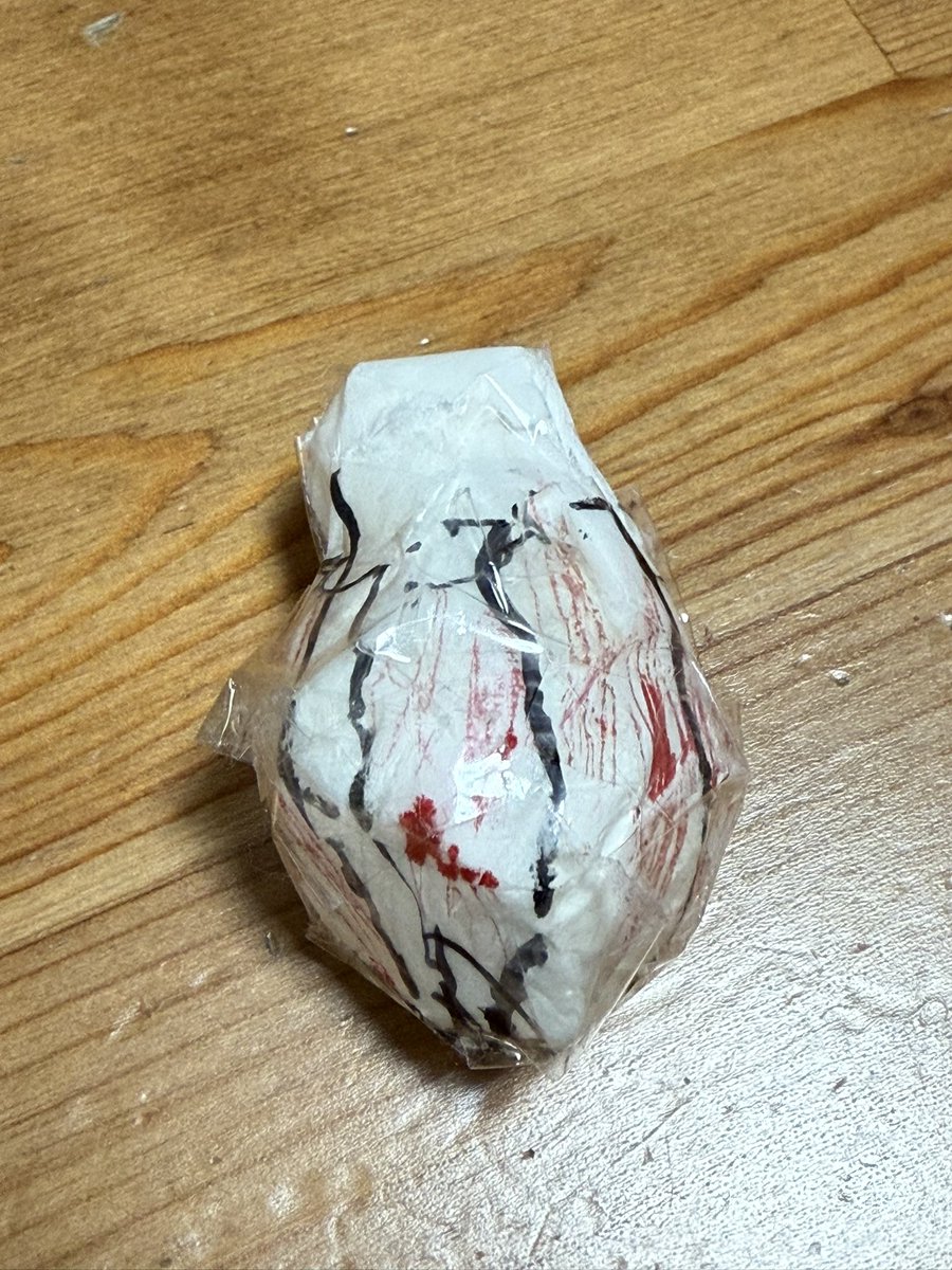 ugougorugaugo's tweet image. 娘　『おとうさ〜んみてみて』

父　『うーん、、、え？（何コレw）』
　　『野菜？果物？（本気でわからん）』

娘　『（不適な笑み）ソウルジェム』

父横転

今日も我が家は平和です、、、