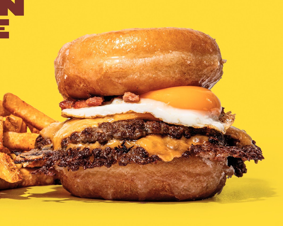 BertoMolina's tweet image. Cuando pensábamos que lo habíamos visto todo llega la hamburguesa de Donuts…. 😳

No es fake: “Goiko y Donuts presentan la burger GOLDEN GLAZE x DONUTS”