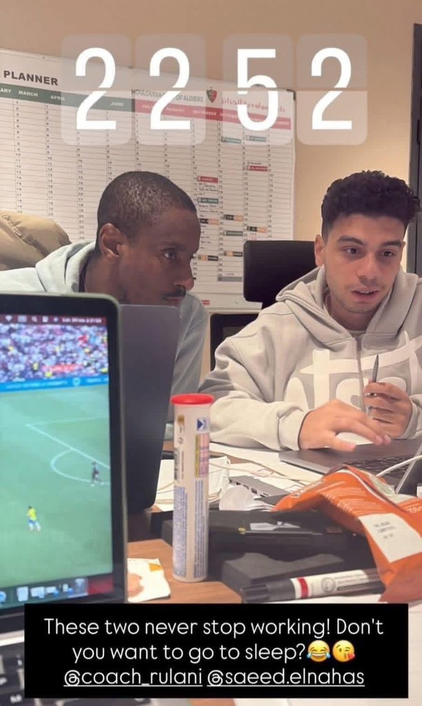 MickyJnr__'s tweet image. Rulani Mokwena, as of 22:52, is not asleep. 😳👀

Still grinding with his technical team as they prepare for their next game against Mamelodi Sundowns. 📚

A huge showdown is loading in Algeria. 

Every detail matters at this stage.

#CAFCLwithMicky • #MCA